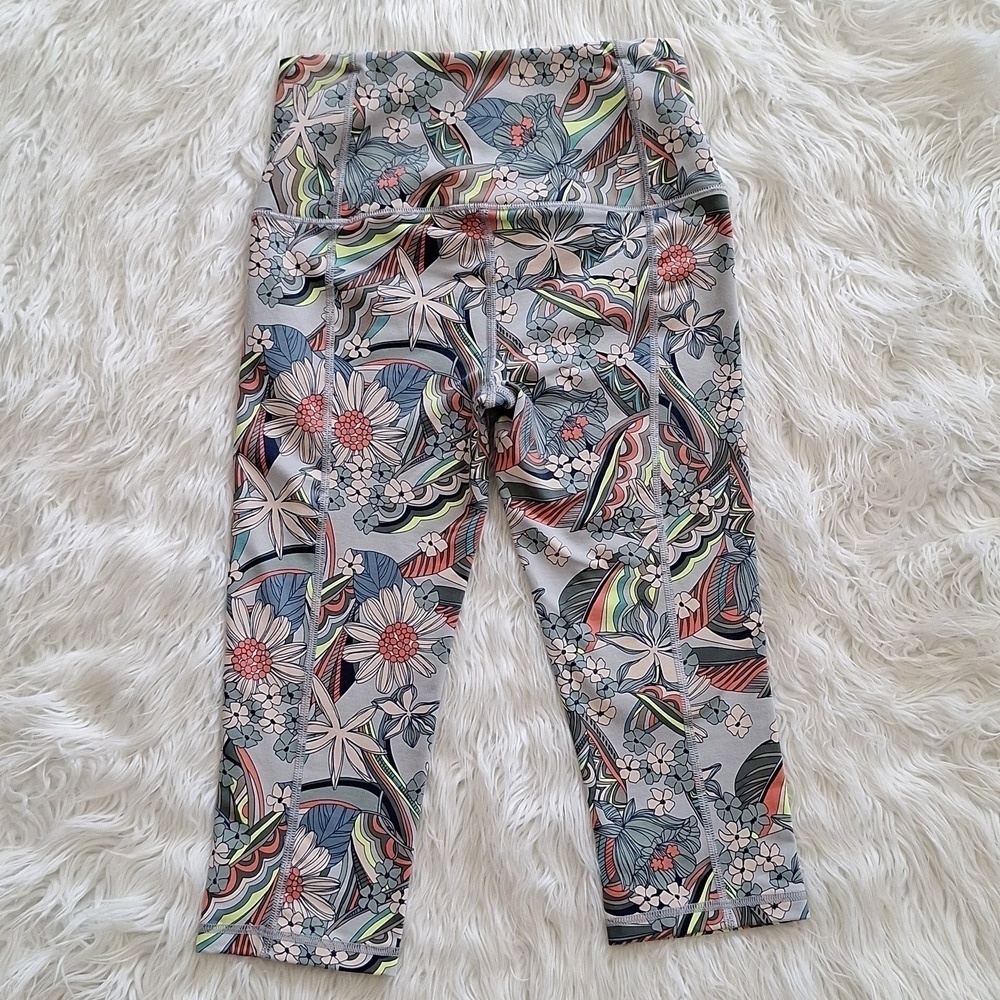 Victoria’s Secret Sport Knockout Vibrant Floral Capri Leggings - Picture 4 of 13